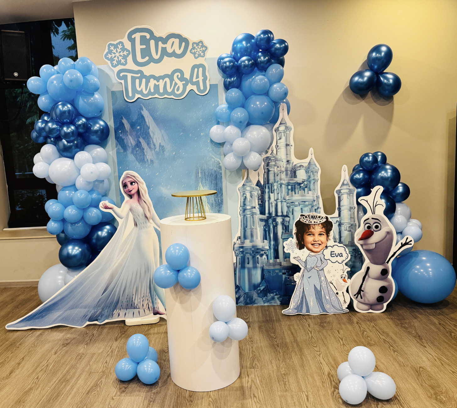 Frozen birthday party decoration with Elsa, Olaf and blue balloons